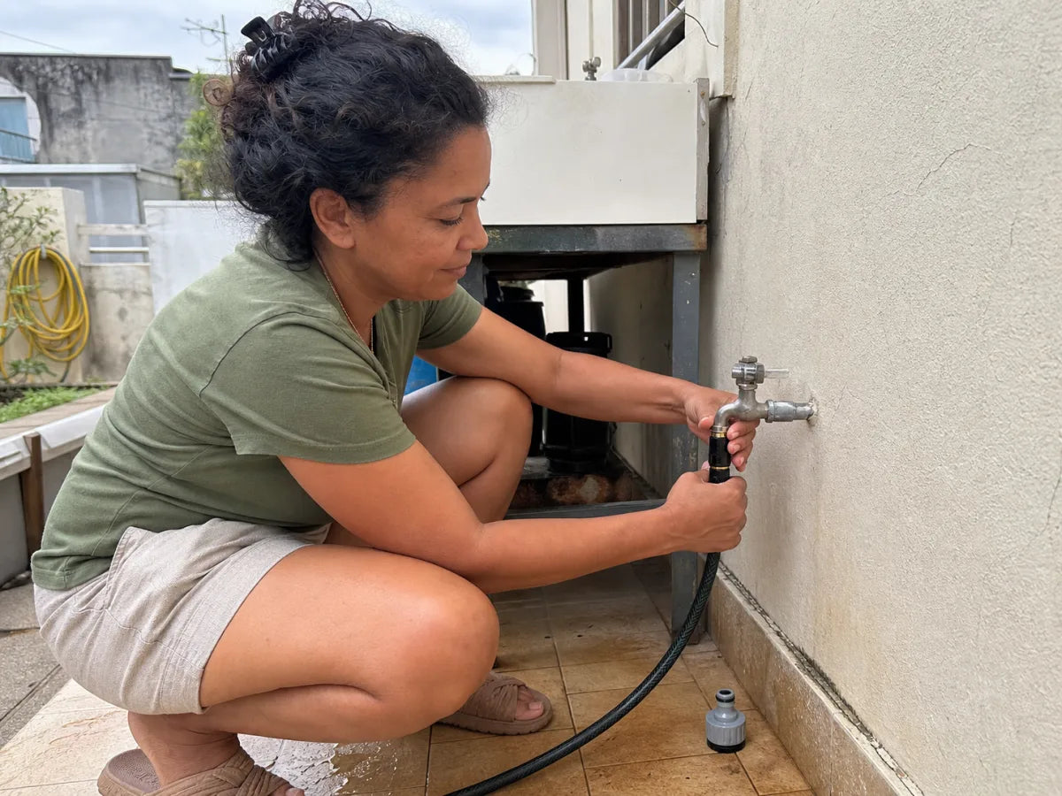 Anaïs raccorde HydroJet à son tuyau à La Réunion