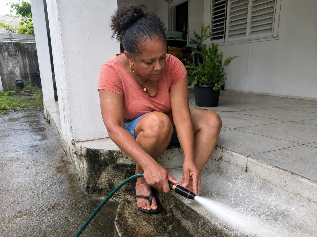 Joëlle nettoie une marche extérieure humide avec HydroJet en Martinique