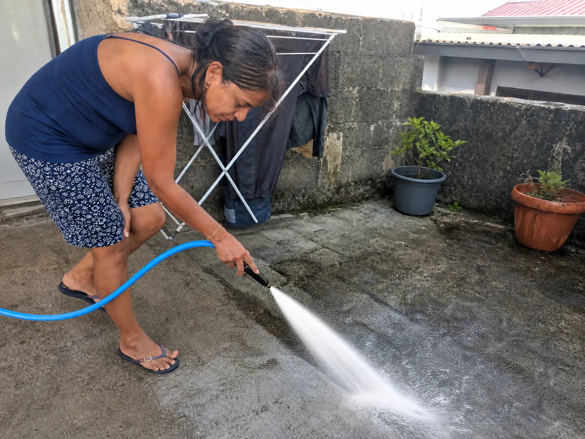 Nadia nettoie les joints de sa terrasse avec HydroJet à La Réunion