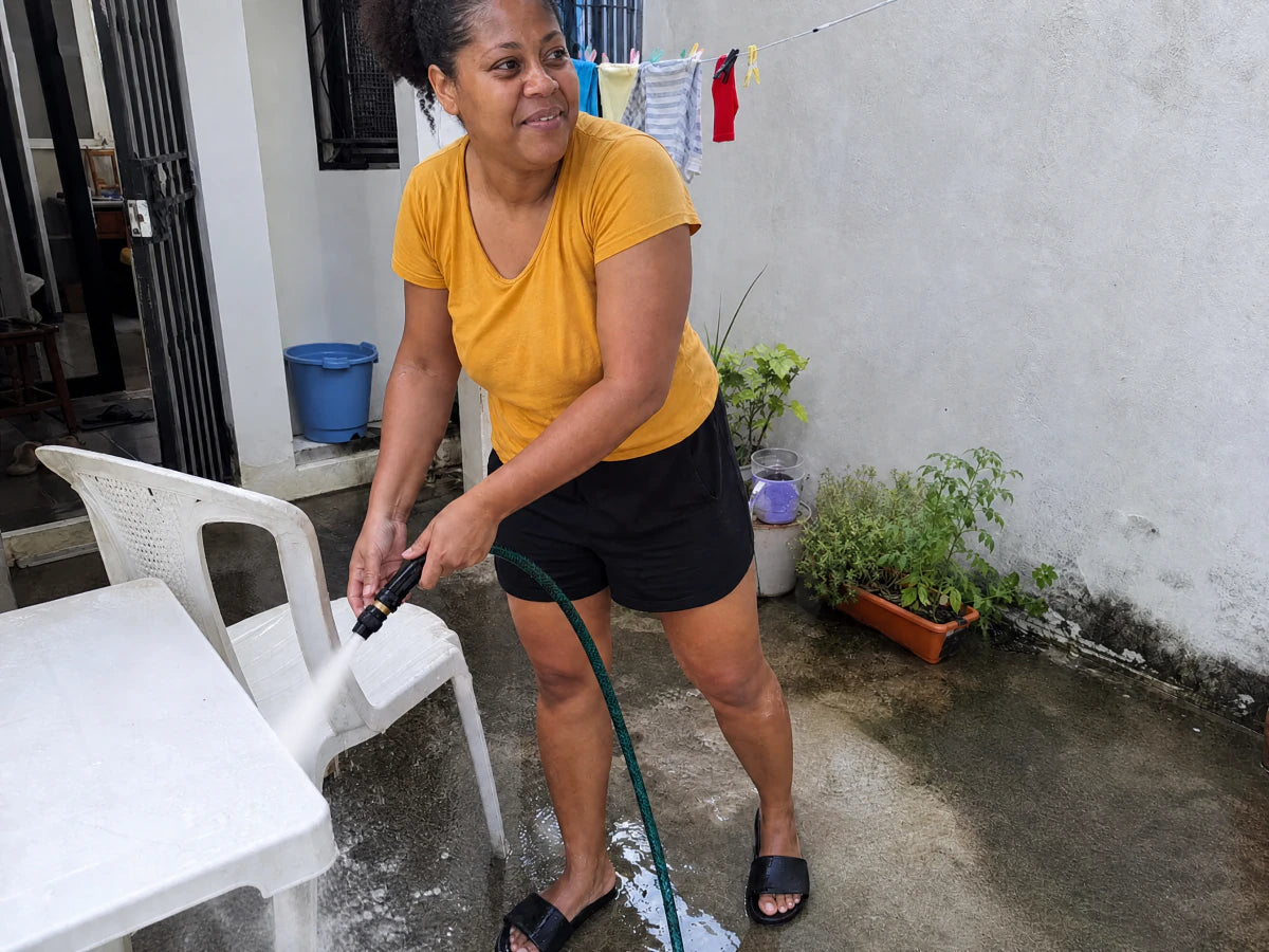 Mélissa rince son mobilier extérieur avec HydroJet en Martinique